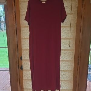 Elegant Burgundy Midi Dress